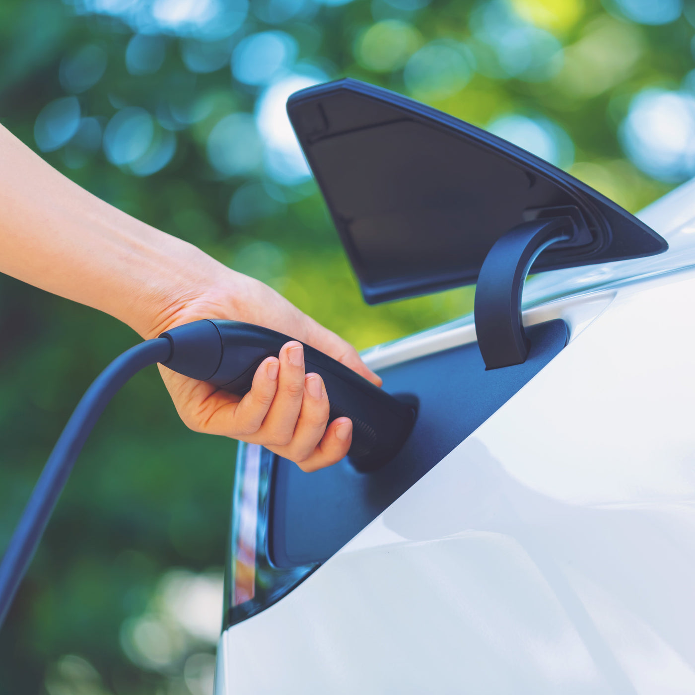 SÄHKÖAUTOILUN JA LATAUKSEN PERUSTEITA