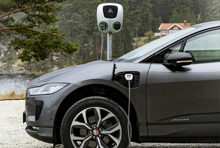 Yritykselle määräykset täyttävä sähköauton latausasema. Maksupääte, avoin OCPP, luottokorttimaksut