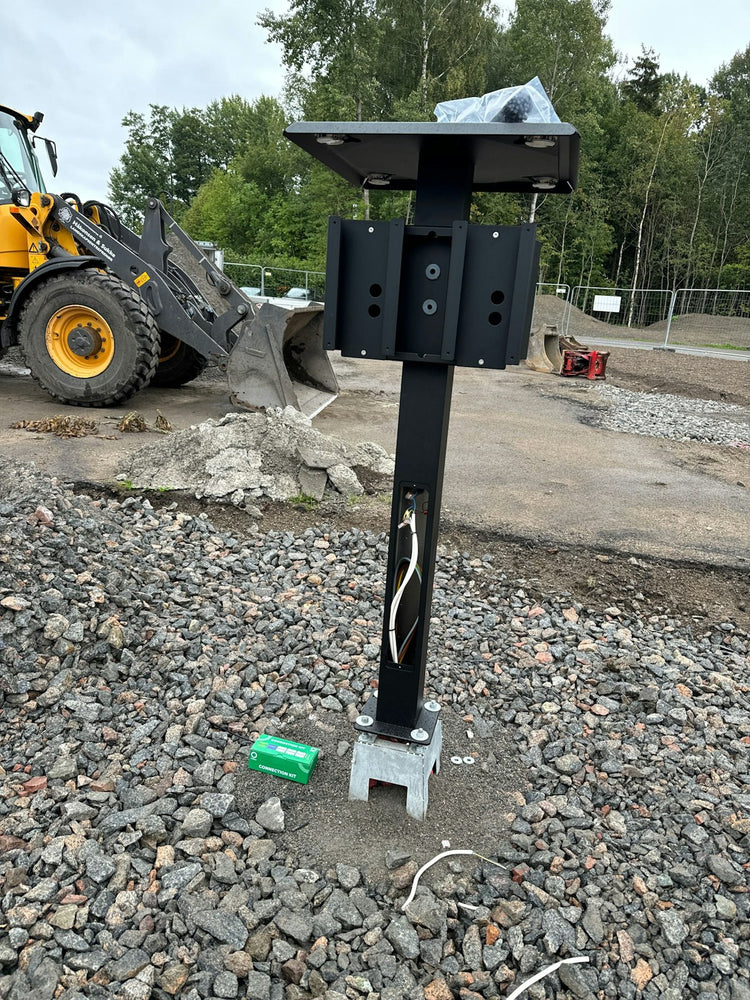 Sähköauton latauksen tarvikkeet, adapterit ja pylväät