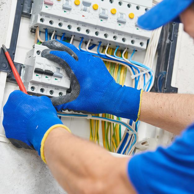 Sähköauton latausaseman asennus kotiin, asennamme laadukkaasti koko suomessa!